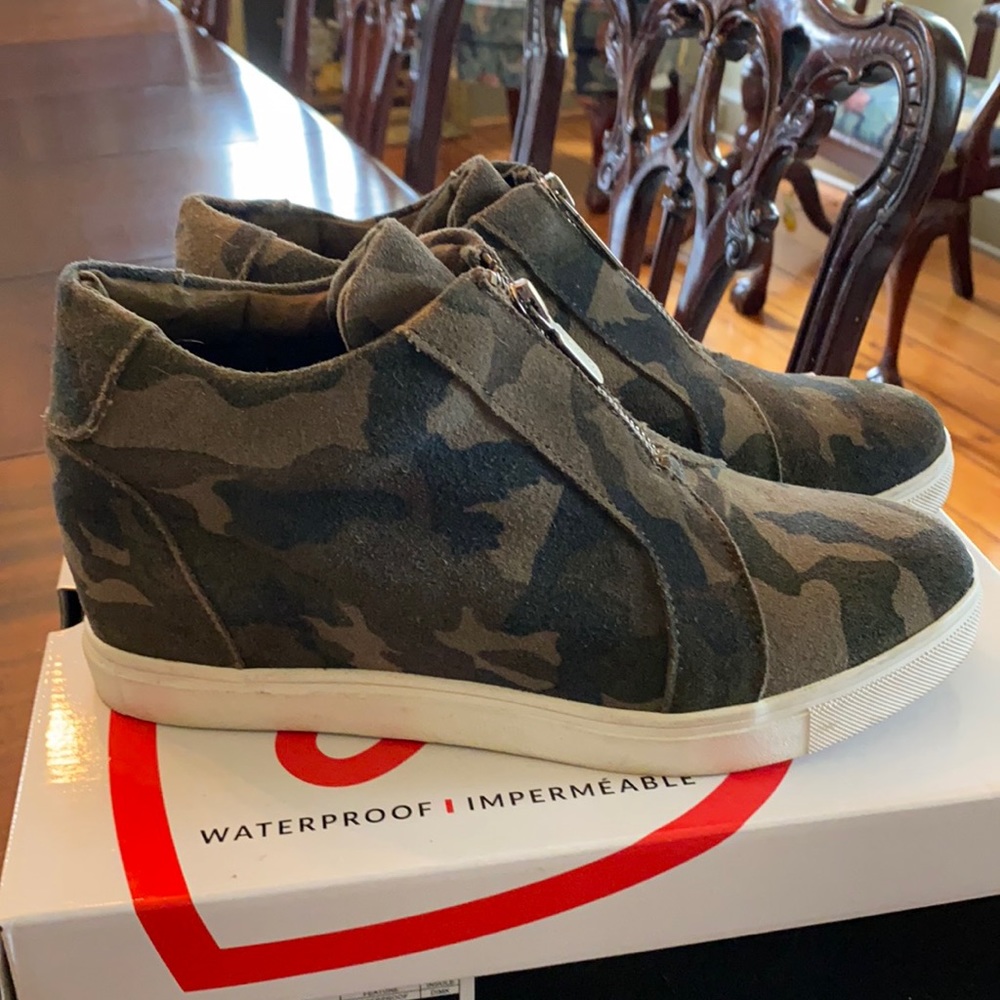 Blonde camo suede wedge sneaker/shoe 8